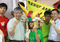 張惠博校長(左二)、姚凱超學務長(右前一)與服務性社團之同學合影，為志工們加油