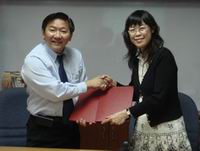 本校郭麗安副校長(右)與馬來西亞南方學院祝家華院長(左)簽訂「建立合作交流關係協議書」與「學生交流學習合作計畫書」