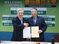 本校張惠博校長（右）與慶尚大學河友松校長(左)共同簽署姐妹校合約