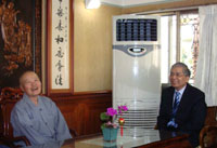張惠博校長與師生前往白雲寺，感謝白雲寺捐贈獎助學金