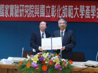 本校張校長惠博(右)與國家實驗研究院吳代理院長光鍾(左)簽訂「學術合作協議書」