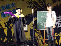 本校張校長惠博(左)以及科教所研究生也是享譽國際的文沛然魔術師(右)，為本次畢業典禮帶來精彩的表演