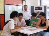 張惠博校長(後)十分關心學生的生活和學習，並重視課業輔導計畫在宿舍學習專區的執行情形
