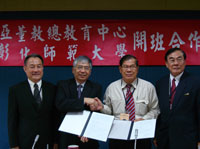 本校張惠博校長（左二）與馬來西亞董教總葉新田主席(右二)共同簽署開班協議書合約